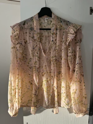 Blommig blus  - Oanvänd, kommer ej användas. 