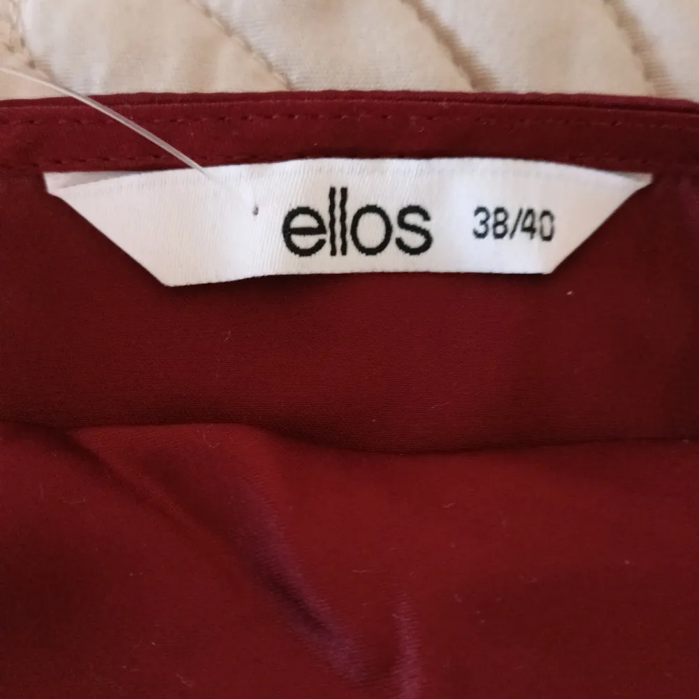Det här är vinröd blus som är från Ellos. Det är storlek 38/40.. Blusar.