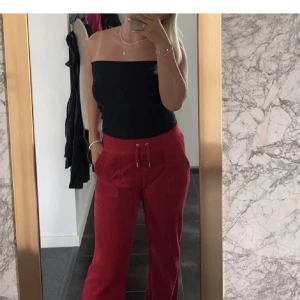 Juicy byxor  - Säljer mina röda juicy byxor för att de inte kommer till användning längre. St m och är uppsydda och passar mig som är 1,63. Kan tas ner. 
