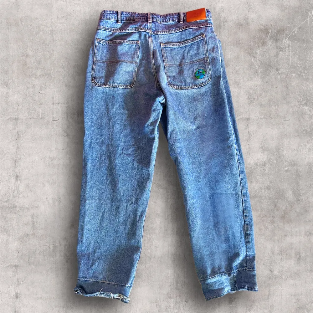 Snygga baggy jeans.  Som ni kan se har jag förlängt jeansen där nere 👖🪡 Ställ hur många frågor ni vill, jag svarar snabbt! 🌟. Jeans & Byxor.