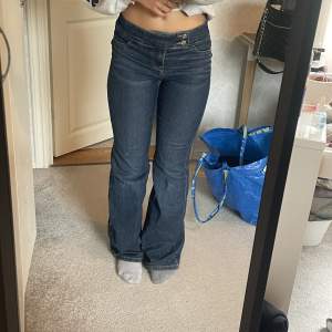 Jag säljer dessa low/mid waist jeans. De är storlek 38 men det passar 34/36 också, lite slitning i nedre delarna av jeansen, bild 3. Fråga om det är något annat ❤️❤️