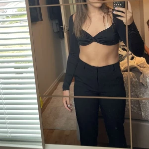 Svart topp🖤 - Säljer en super fin svart topp med knytdetalj fram. Helt oanvänd med prislapp kvar.💗