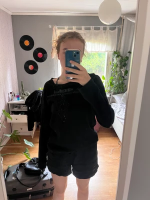 Långärmad tröja - Långärmad tröja med en döskalle och paljetter på! Köparen står för frakten!