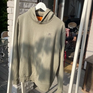 Alpha indstries hoddie - Hoodie är för liten för mig och är därav i utmärkt skick