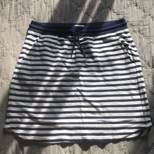 Lindex kjol - Supersöt kjol från Lindex i storlek s. Är använd 1 gång och är i väldigt bra skick. Säljer eftersom den inte kommer till användning. Köpt för 500kr men pris kan diskuteras 