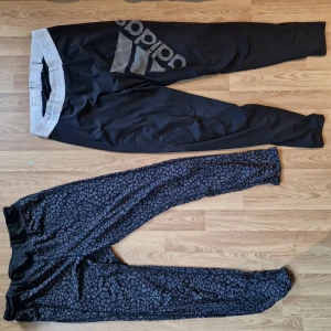 2st träningstights - Dom svarta adidas tightsen, storlekslappen är bortklippt men de är ett par insydda XL. De andra tightsen är inte adidas.
