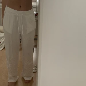 Linnebyxor - Säljer dessa linnebyxor som är köpta på Gina Tricot. Köpta på Young avdelningen och är i storlek 160-164. Är lite förlänga för mig som är 158cm. Är som nya och inga synliga skador.💕💕