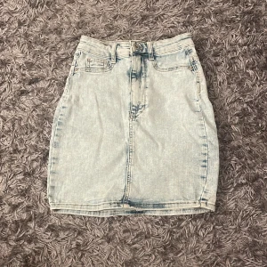 Kjol - Säljer denna snygga kjol i perfekt skick från Gina!