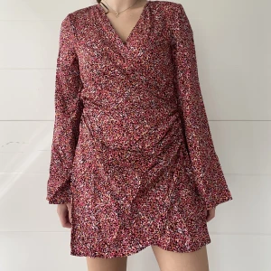 Wrap klänning  - Helt ny klänning från hm med wrap i sidan ❤️‍🔥