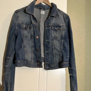 Blåa jeans jacka - Använd någongång, fint skick. 