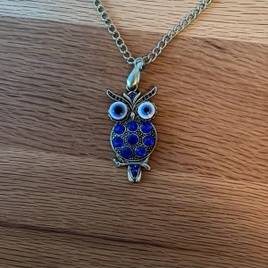 Autentiskt onda ögat halsband  - Autentiskt halsband föreställande onda ögat köpt på en marknad i Turkiet 🧿 Relativt stor berlock, se referensbild! Halsbandet kommer med en silvrig kedja, men den går bra att ta bort och byta 💕 Aldrig använt! Pris går att diskuteras!