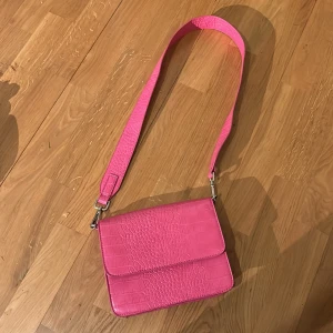 Rosa väska - Rosa väska jätte fin och oanvänd! 