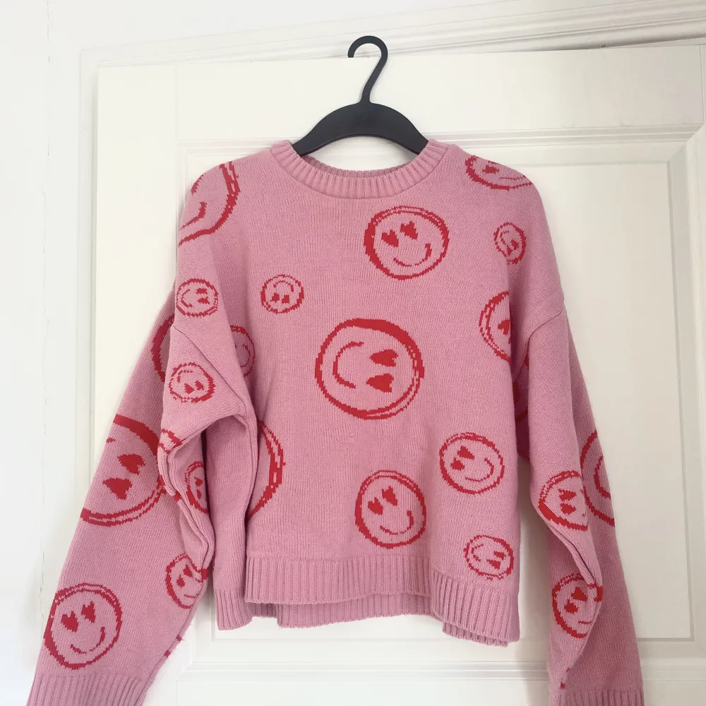 tröjan är i storlek 40 men den är väldiiiiigt liten i storlek så på mig som brukar ha 34 sitter den bara lite oversized :) skulle säga att den ”verkliga” färgen är mest lik den på 3e bilden! inte alls nopprig!. Neuleet.