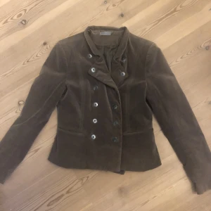 Brun jacka - Jättefin mockajacka köpt på secondhand. Säljer pga att den inte kommer till andvändning 