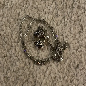 halsband med dödskalle  - köpt från en marknad <3 