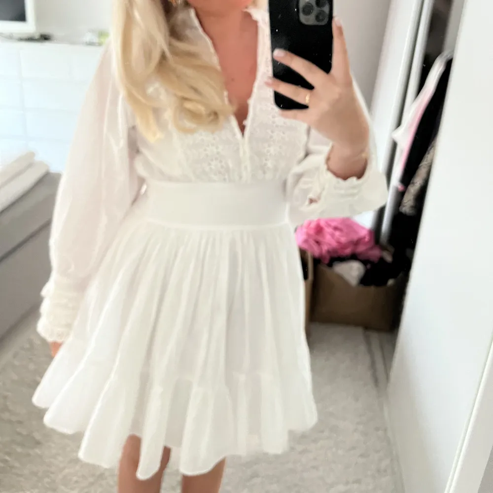Säljer denna klänning från Ti Mo. Köppte den för 3000, nästan aldrig använd. Säljer den för 2500kr. Är i storlek M men passar för S💖. Mekot.