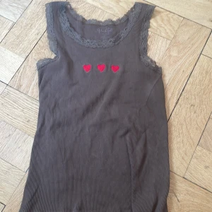 Brandy melville mini linne med hjärtan - Snygg brunt linne med lace och tre röda hjärtan