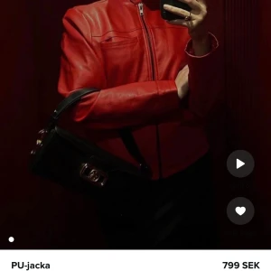 jättepopulär NA-KD jacka - en så cool och snygg jacka från NA-KD, trendig!