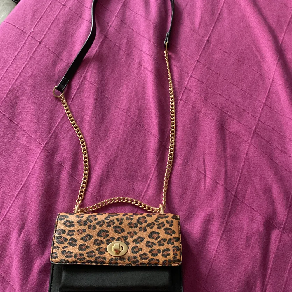 En leopard väska som är i bra skick och kan vara gulligt till små fester🤪🤩🤩(dm för fler bilder!). Väskor.