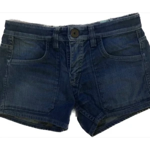 Lågmidjade shorts! - Supersnygga lågmidjade denimshorts i märket miss sixty! Köpta secondhand men är för små för mig. Bra skick!