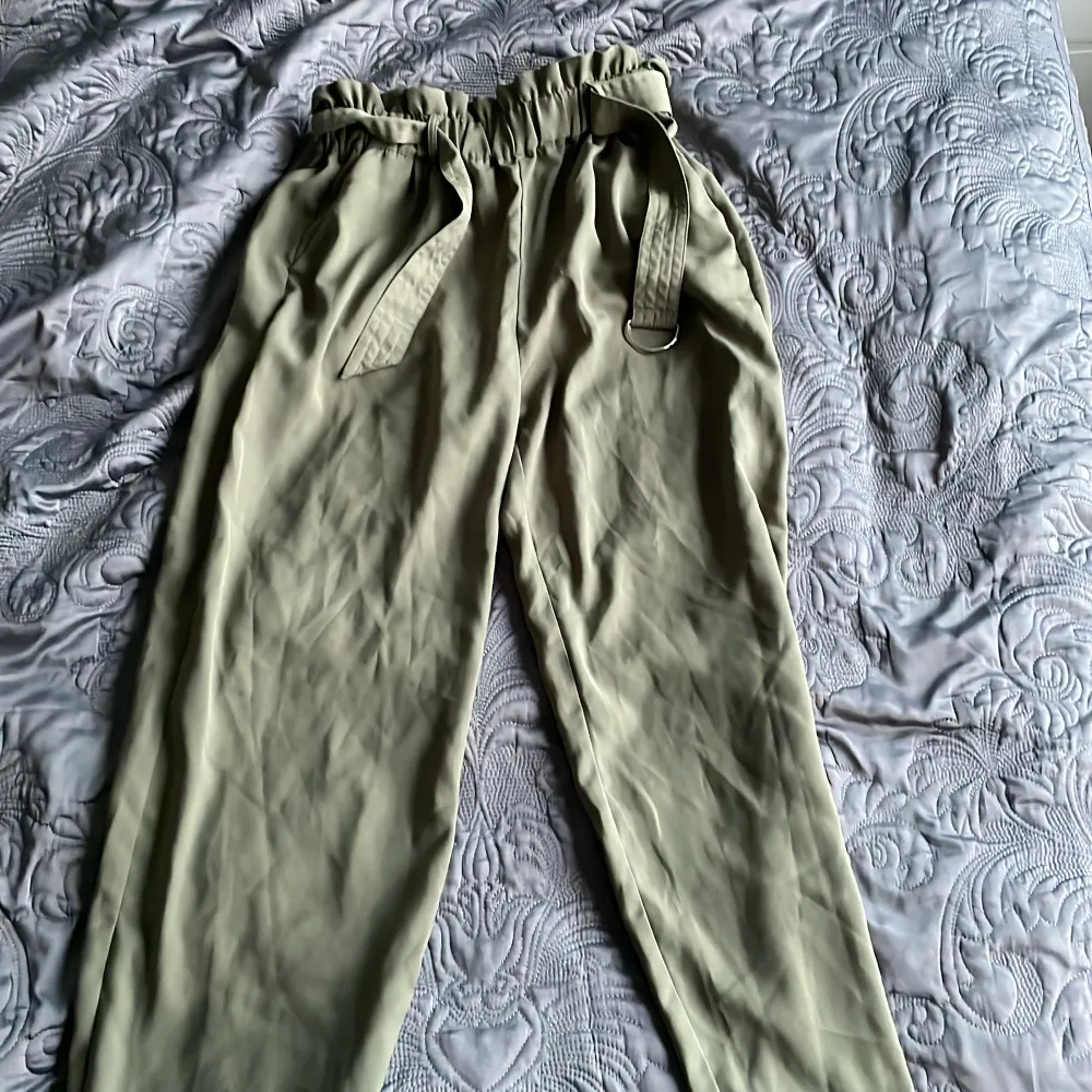 Sköna byxor byxor från BikBok.  Luftigt material, mycket bekväma. Ger en mycket fin form. Använt 1 gång innan.  Storlek M. Jeans & Byxor.