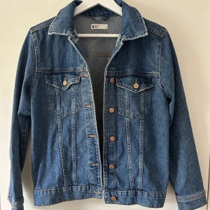 Jeansjacka  - En fin blå jeansjacka från Gina Tricot i storlek S. Endast använd ett fåtal gånger, så fortfarande i mycket bra skick.