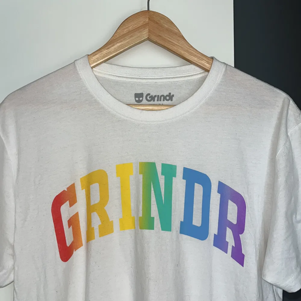 T-shirt med Grindr-tryck. Strl M. . T-shirts.