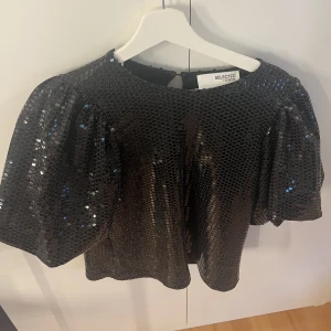 Festlig topp - Jätte snygg topp som jag bara har andvända 1 gång, nypris runt 700:-❤️‍🔥storlek Xs men passar även S🥰