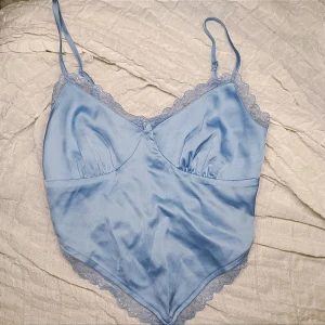 Jättefint ljusblått linne med silkesstyg spets - Jättefint ljusblått linne med spets, i silkestyg. Strl XS. 💙  Säljes enbart pga fel storlek för mig, vill ha den mindre så passar kanske en mindre S med.  Använd vid 2 tillfällen!🐦