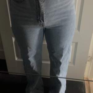 Ljusblåa jeans från H&M storlek 36. Mycket bra skick typ i ny skick. Har tuvärr gått ner i vikt och då måste jag sälja dom. Inte så hårt matrial som jeans brukar vara, high waist, wide leg jeans. Köparen står för frakten💖