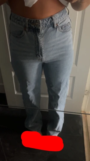 Jeans  - Ljusblåa jeans från H&M storlek 36. Mycket bra skick typ i ny skick. Har tuvärr gått ner i vikt och då måste jag sälja dom. Inte så hårt matrial som jeans brukar vara, high waist, wide leg jeans. Köparen står för frakten💖