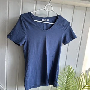 T-shirt - Basic blå T-shirt