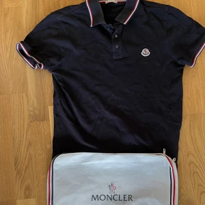 Piké tröja  - Mörk blå moncler pike med original väska bra skick ny pris 3000 tar bara kontanter möts bara ut i Malmö. Pris går att diskontera 