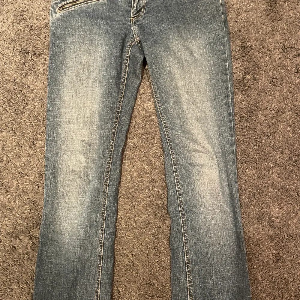 Only jeans som är låg midjade💓. Jeans & Byxor.