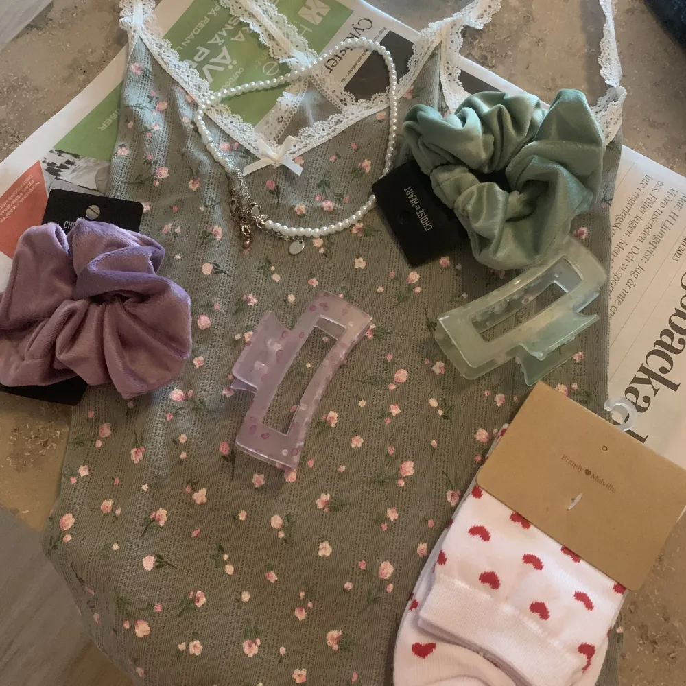 Säljer detta jättegulliga linne med blommor och vita detaljer. Hade gärna behållt men det kommer inte till användning och jag behöver pengar. Aldrig använd och fick den nyligen i present. Så fint!! Skriv till mig om ni vill ha mer information & bilder ❤️. Yläosat.