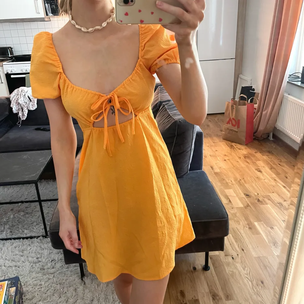 Superfin orange klänning som tyvärr inte kommit till användning 💞. Klänningar.