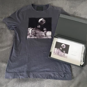 Limitato T-shirt  - Hej! Säljer min Limitato T-shirt  Storlek S ( Passar även M ) Skick 9/10  Köpt för 1899  Säls för 700😊 Tveka inte på att höra av dig om du har någon fråga😊