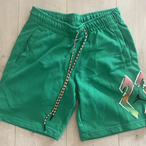 Jordan shorts - Snygga Jordan shorts endast använd en gång och är i nyskick⭐️🔥 storlek S men är ganska stora i storleken så de passar även M