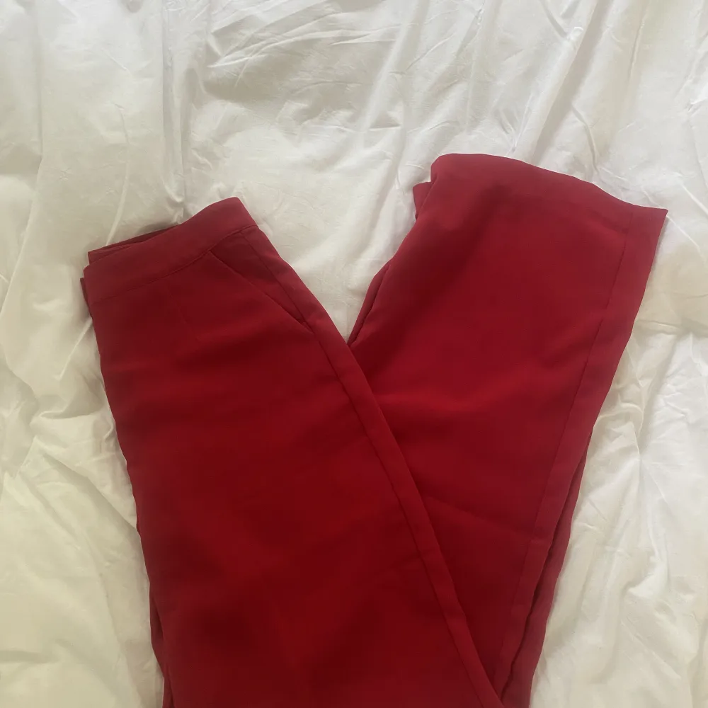 Röda kostymbyxor från Nelly storlek 34 men passar 36. Jeans & Byxor.