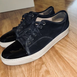 Lanvin skor - Tja säljer nu tyvärr mina super snygga marin blå Lanvin skor i storlek 9,5 vilket motsvarar 44-45. Skicket är väldigt bra, 8,5/10 med inga synliga skador eller repor. Priset är inte hugget i sten!