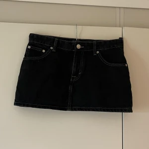 Svart Jeanskjol - Tajt jeanskjol från pull&bear som ej passar längre.