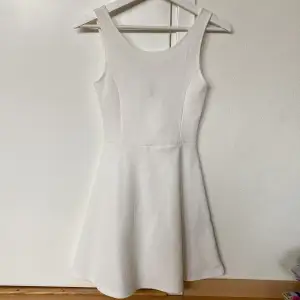 Vit sommar klänning från H&M, något genomskinlig 🦋 Storlek: 32 passar XS🦋 Bra skick inga defekter 🦋 Priset inkluderar ej eventuell frakt 