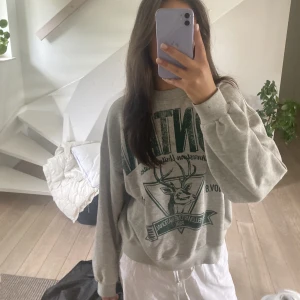 Sweatshirt/tjocktröja grå - Säljer denna fina tjocktröja/sweatshirt i grå med mörkgrönt tryck❣️