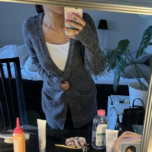 Kofta - Jätte fin kofta från vila❤️ nyskick man ser bättre materialet på bild 2💓 två fickor! Skriv för intresse🌸