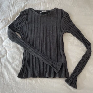 Långärmad tajt tröja  - Långärmad tajt tröja från monki🤍
