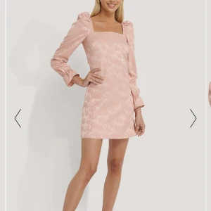 Rosa Klänning  - Klänning från Nakd, endast använd en gång. Stl 32