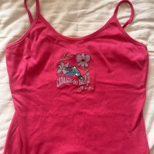 Sommarlinne med tryck - Vintage sommarlinne från Brasilien. Storlek xl men går ändå bra för personer som vanligtvis har mindre storlek. Kom privat för fler bilder. Skicket är som nytt.