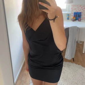 Klänning - Jättefin satin klänning från boohoo i storlek 36/S💕