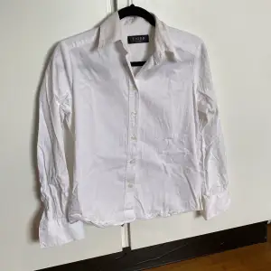 En vit skjorta från Tiger of Sweden med randig textur. Något synliga svettfläckar som inte gick bort i tvätt men inte provat något mer medel. Liten i storlek. 