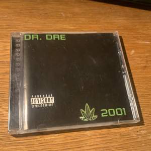 Dr Dre cd ”2001” funkar bra men har två av den så säljer den ena. TRYCK KONTAKTA INTE KÖP NU OM DU ÄR INTRESSERAD ❤️❤️
